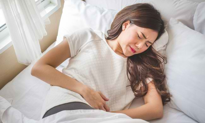 Ilustrasi wanita yang mengalami nyeri haid. (alodokter)