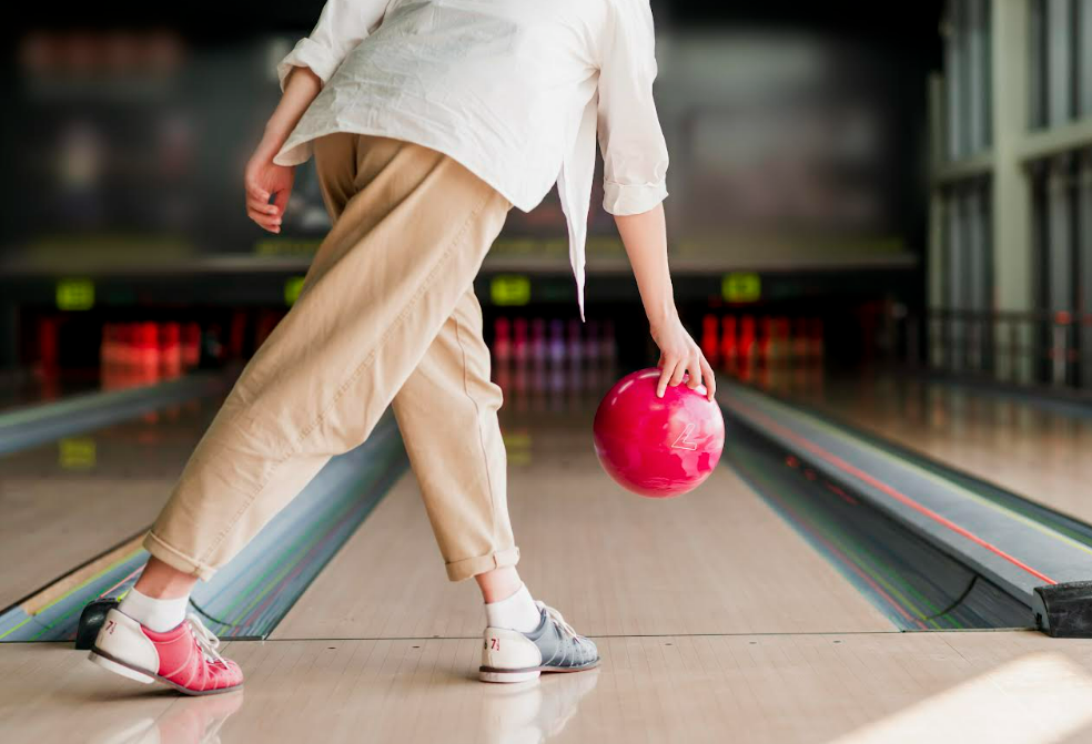 Ilustrasi seorang perempuan bermain bowling (Dok. Freepik)