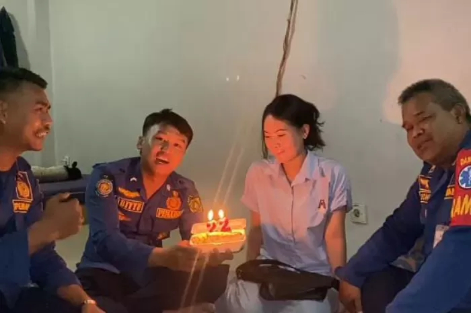 Petugas damkar Kabupaten Bogor merayakan ulang tahun Putri, gadis yang baru saja diputuskan oleh kekasihnya. (Dok. Damkar Kabupaten Bogor)