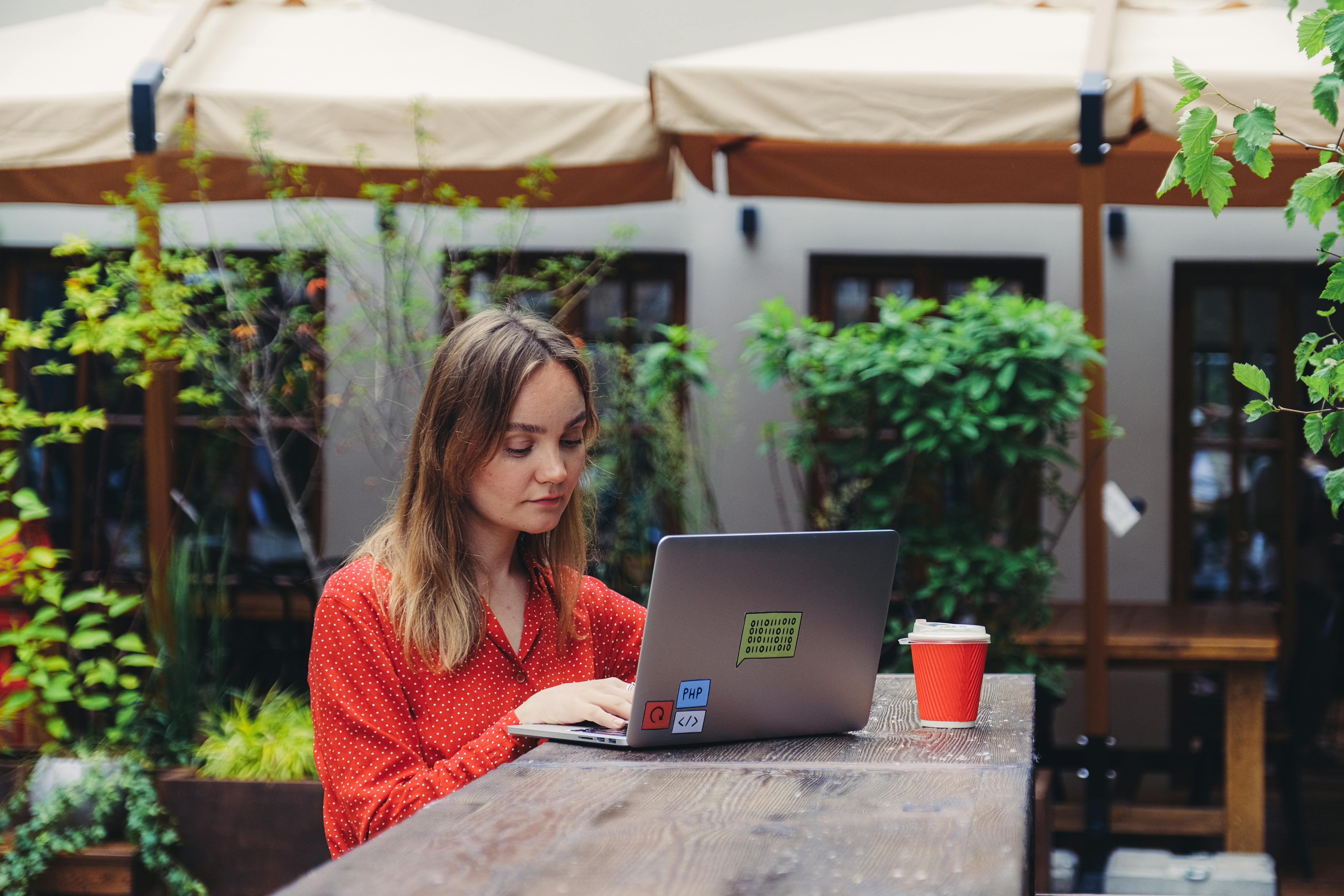 Ilustrasi work from cafe. (Pexels)