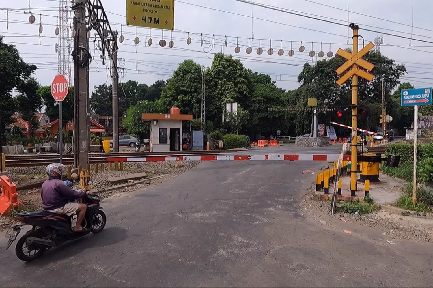 Pintu Perlintasan kereta api Kebon Pedes Kota Bogor yang rencananya bakal digantikan underpass. (YouTube)