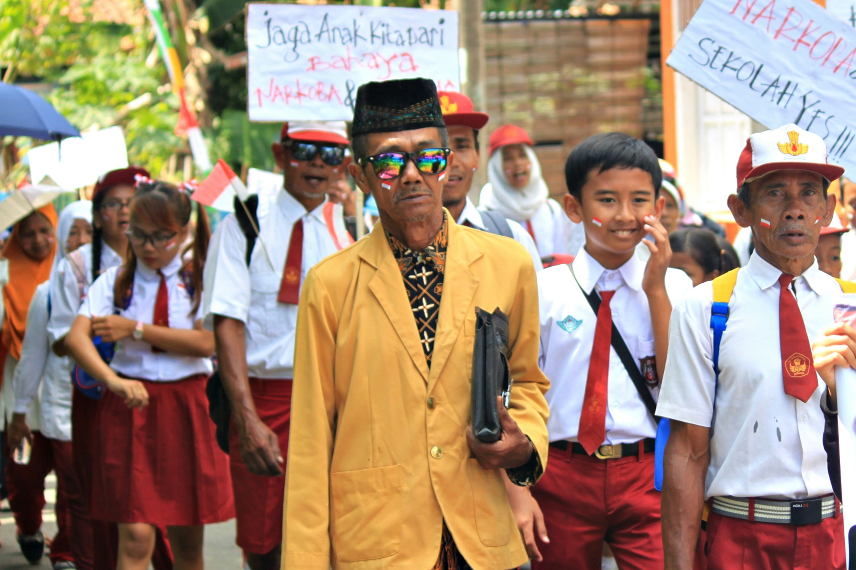 Arak-arakan siswa dengan seorang bapak bapak tua. (unsplash.com)
