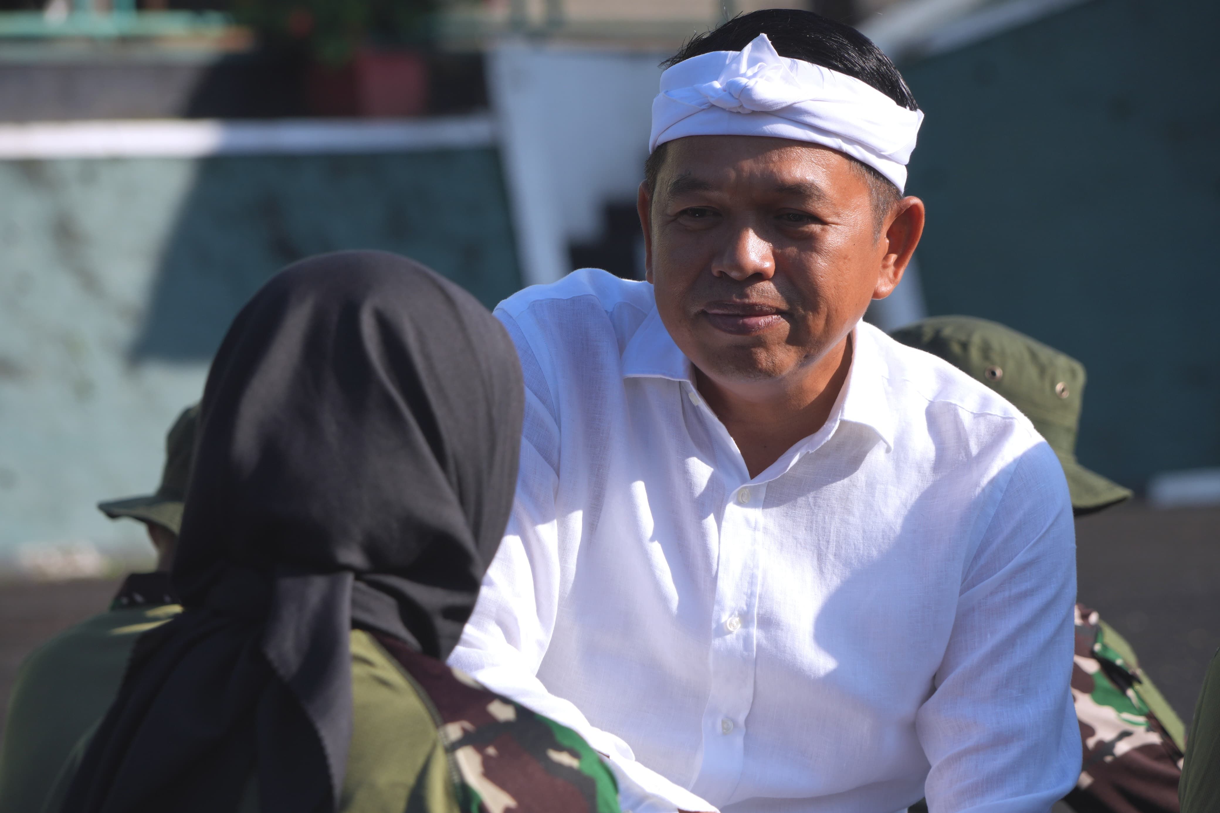 Gubernur Jabar Dedi Mulyadi berbincang dengan siswa saat program pendidikan karakter dan kedisiplinan di Dodik Bela Negara Rindam III Siliwangi, Bandung, Jawa Barat, Senin (5/5/2025). (Tim Media KDM)
