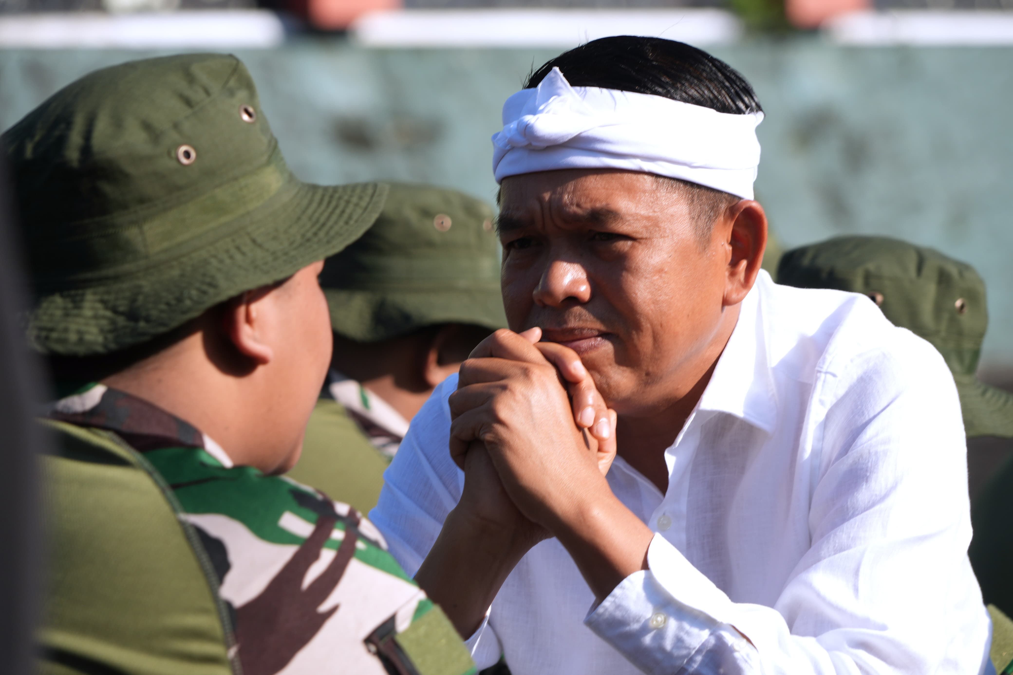 Gubernur Jabar Dedi Mulyadi berbincang dengan siswa saat program pendidikan karakter dan kedisiplinan di Dodik Bela Negara Rindam III Siliwangi, Bandung, Jawa Barat, Senin (5/5/2025). (Tim Media KDM)