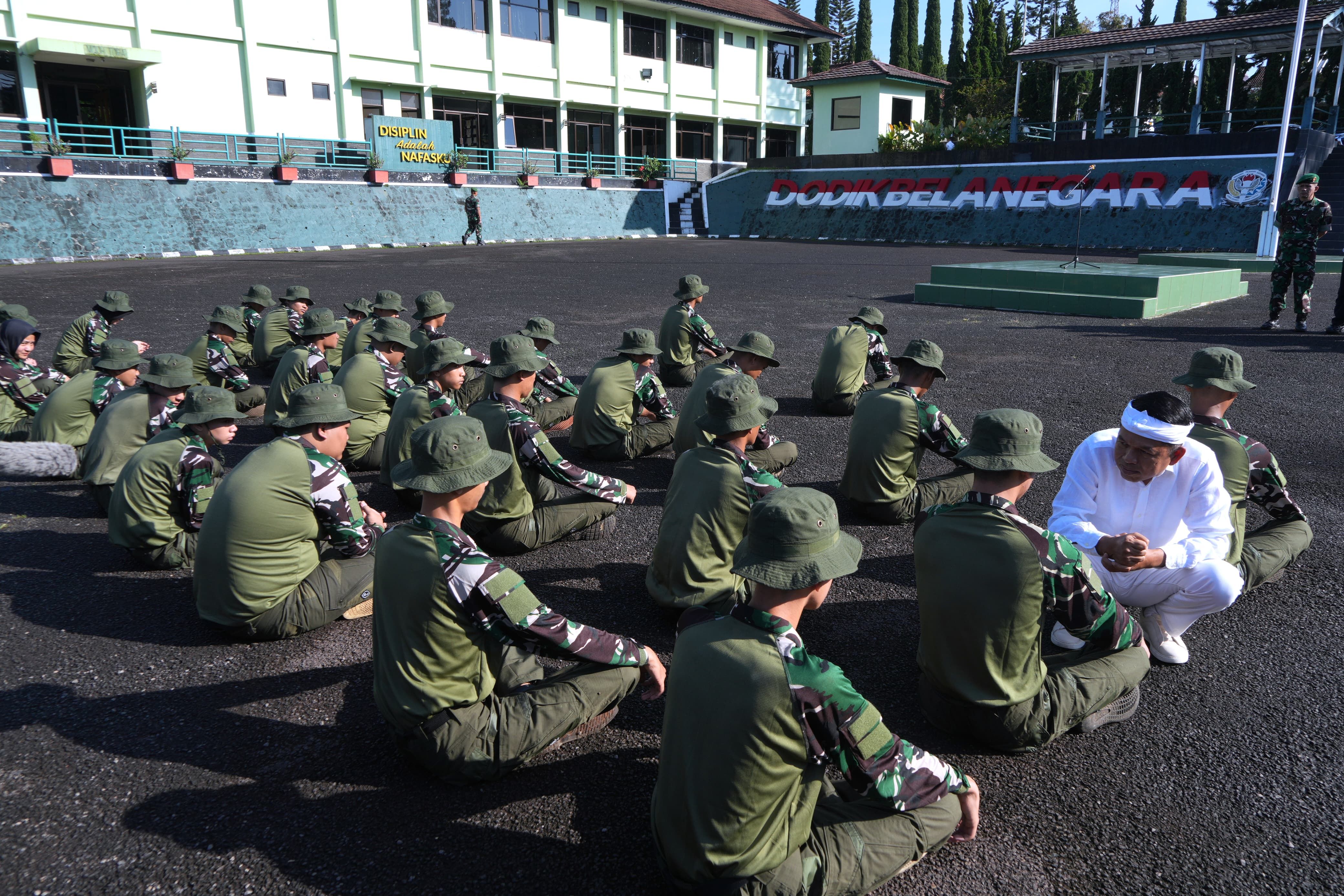 Gubernur Jabar Dedi Mulyadi berbincang dengan siswa saat program pendidikan karakter dan kedisiplinan di Dodik Bela Negara Rindam III Siliwangi, Bandung, Jawa Barat, Senin (5/5/2025). (Tim Media KDM)