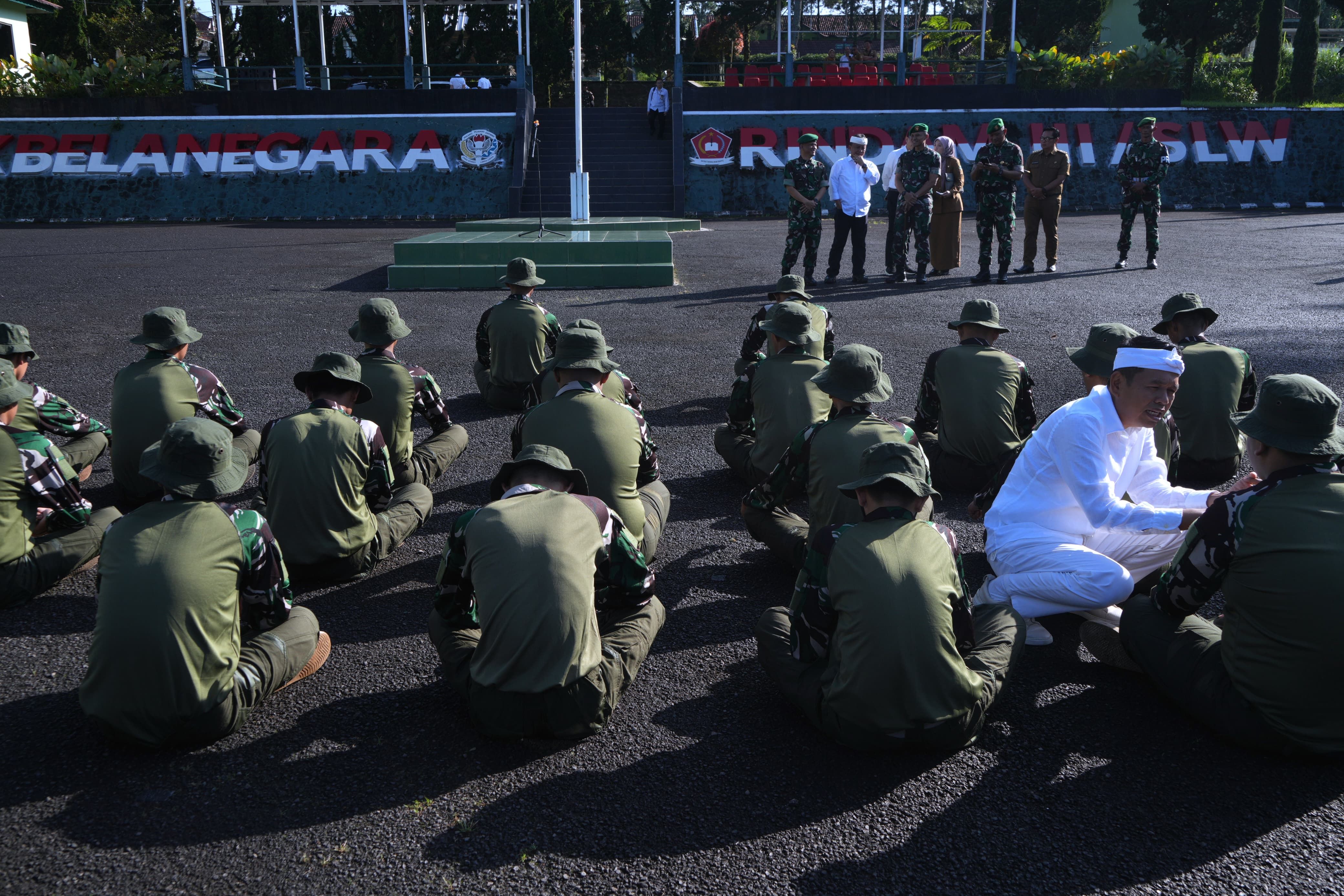Gubernur Jabar Dedi Mulyadi berbincang dengan siswa saat program pendidikan karakter dan kedisiplinan di Dodik Bela Negara Rindam III Siliwangi, Bandung, Jawa Barat, Senin (5/5/2025). (Tim Media KDM)