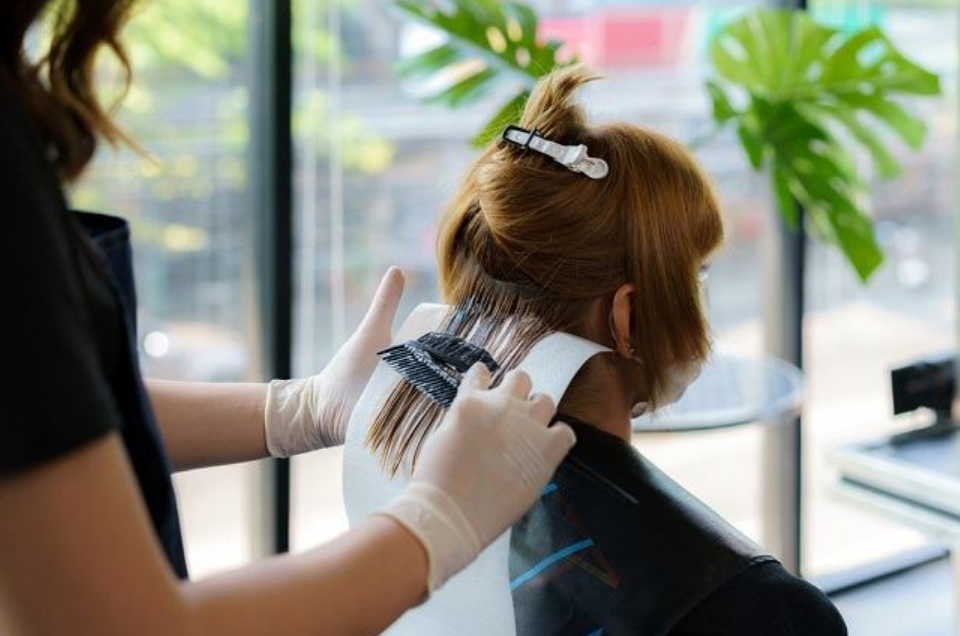 Bahaya bleaching rambut (Dok. res.cloudinary.com)