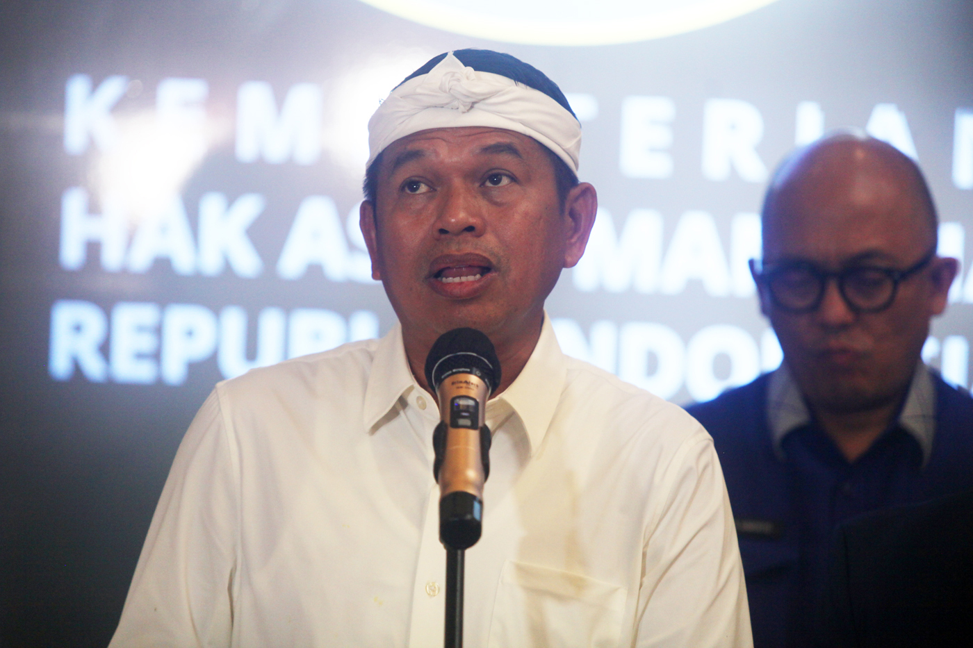 Gubernur Jawa Barat Dedi Mulyadi memberikan keterangan pers kepada awak media di Kantor Kementerian HAM, Jakarta Selatan, Kamis (8/5/2025). (Dery Ridwansah/ JawaPos.com)