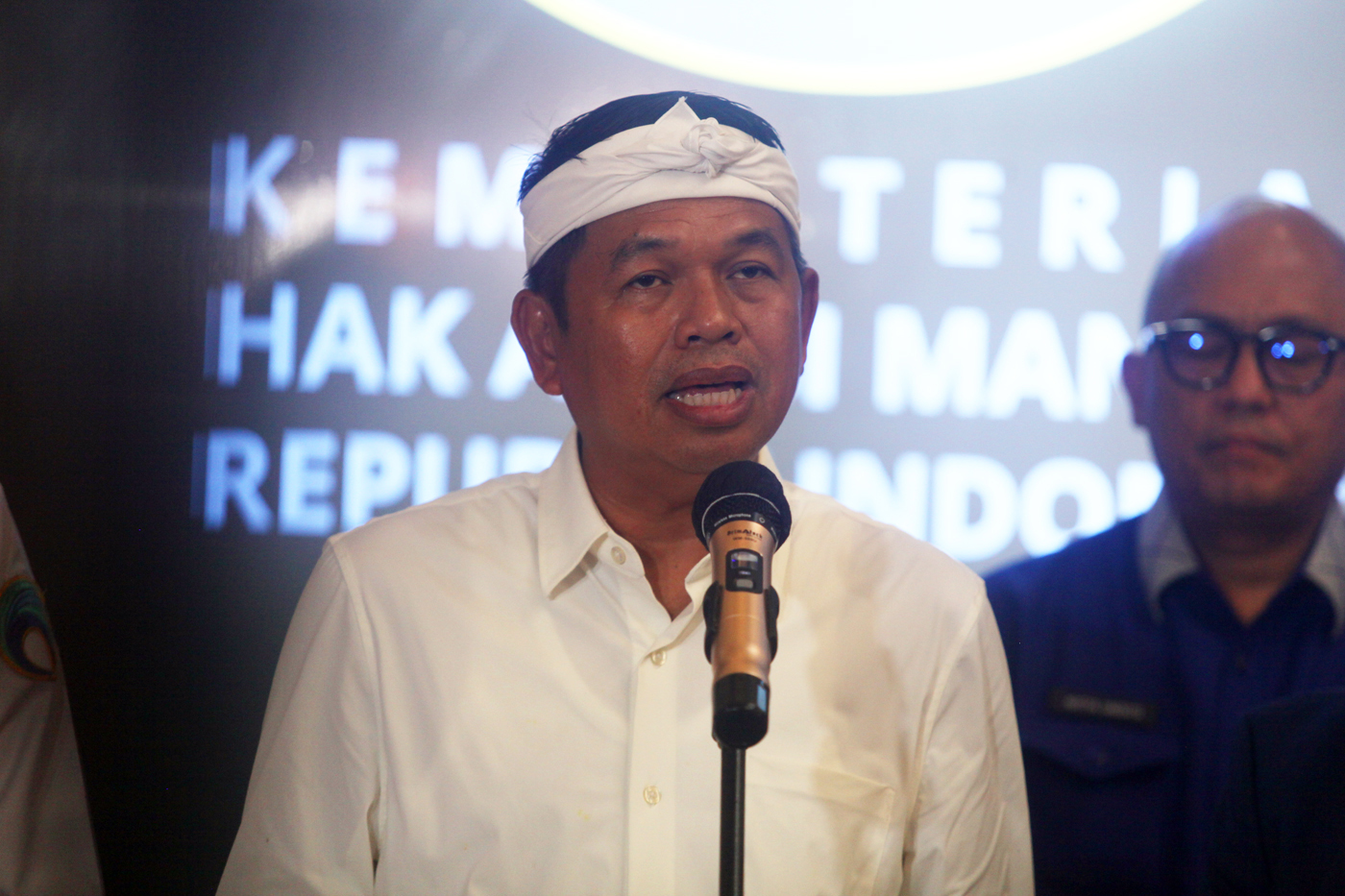 Gubernur Jawa Barat Dedi Mulyadi memberikan keterangan pers kepada awak media di Kantor Kementerian HAM, Jakarta Selatan, Kamis (8/5/2025). (Dery Ridwansah/ JawaPos.com)