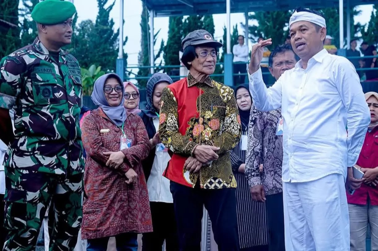 ketua LPAI Seto Mulyadi bersama Dedi Mulyadi di barak militer tempat pembinaan siswa bermasalah. (Instagram @humas_jabar)