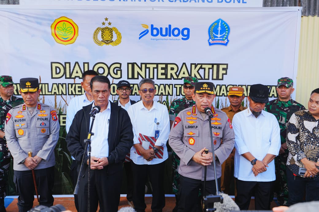 Kapolri Jenderal Listyo Sigit Prabowo dan Menteri Pertanian (Mentan) Andi Amran Sulaiman melakukan kunjungan kerja ke Gudang Bulog Cabang Bone. (Mabes Polri)