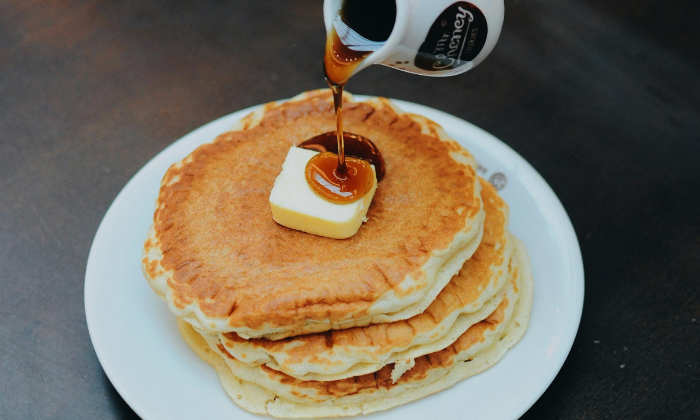 Ilustrasi sirup maple pada pancake. (Traveloka)
