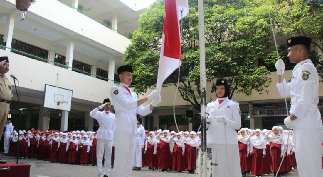 Ilustrasi perayaan hari kebangkitan nasional dengan mengibarkan bendera (Dok. Pinterest)