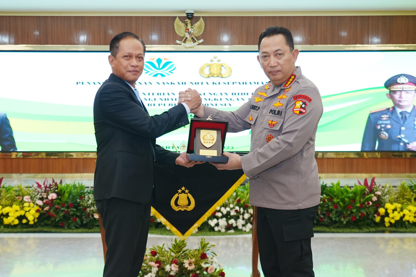 Kapolri Jenderal Polisi Listyo Sigit Prabowo bersama Menteri Lingkungan Hidup dan Kehutanan (LHK), Hanif Faisol Nurofiq. (Mabes Polri)