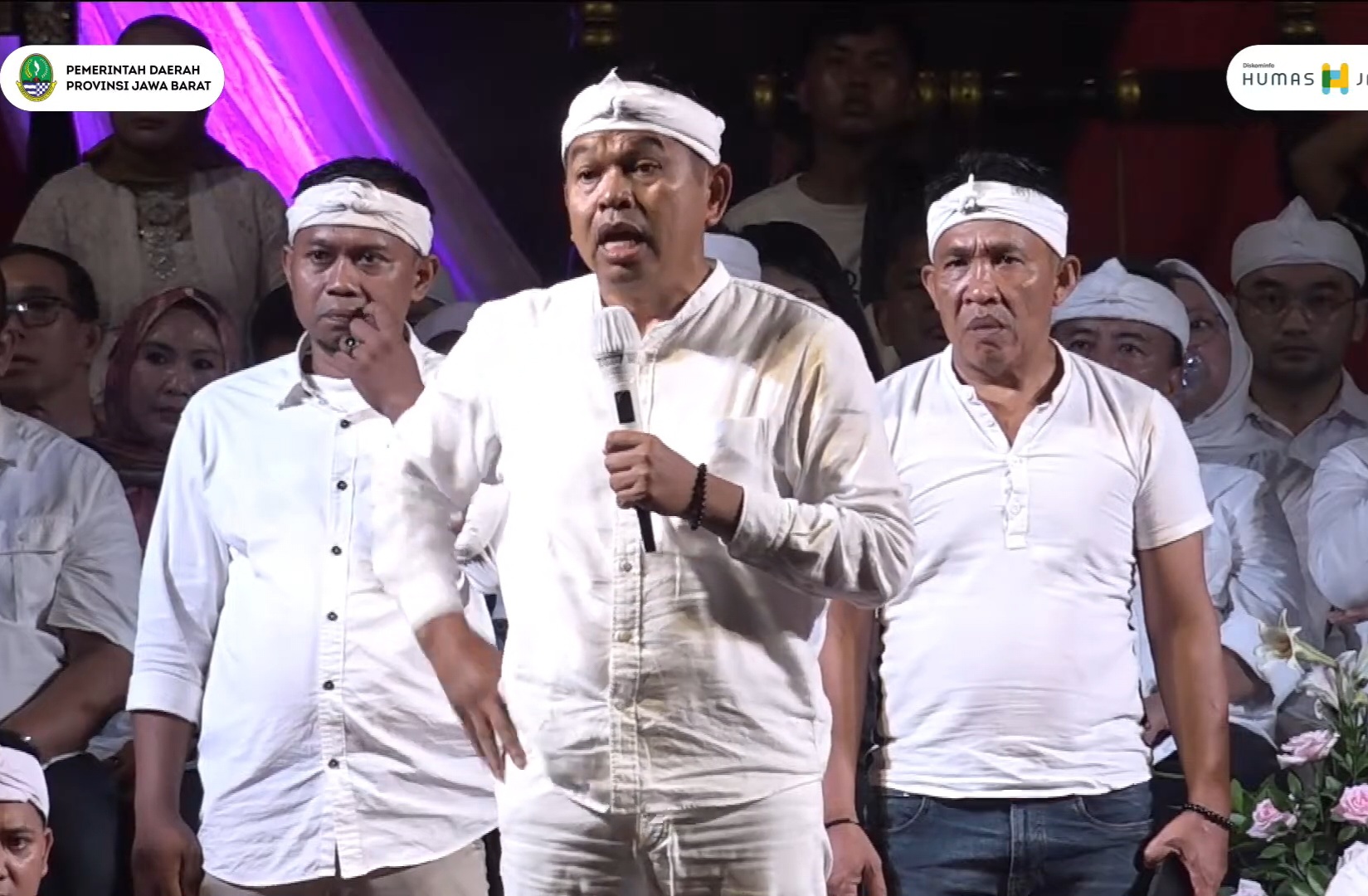 Gubernur Jabar Dedi Mulyadi marah karena forumnya diganggu oleh suporter Persikas Subang, Rabu (28/5/2025) malam. (YouTube Humas Jabar)