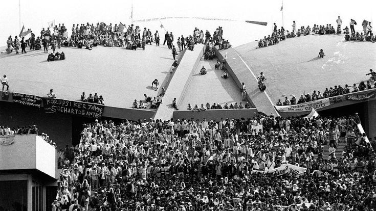 Suasana aksi di gedung DPR tahun 1998 (Dok. Pinterest)