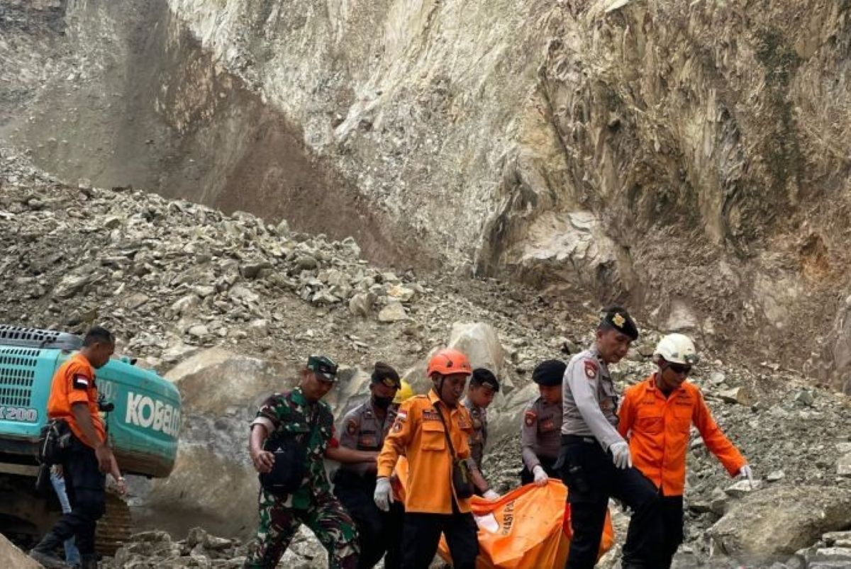 Petugas mengevakuasi jasad korban longsor di area tambang galian C di Gunung Kuda Cirebon, Jumat (30/5). (Fathnur Rohman/Antara)