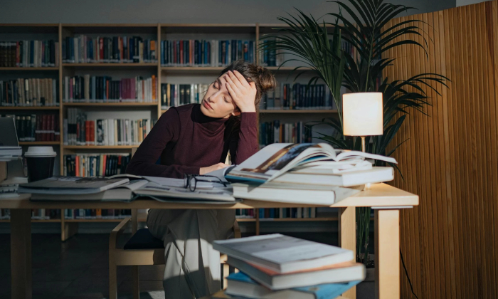 Ilustrasi orang mengalami burnout. (Ron Lach/Pexels)