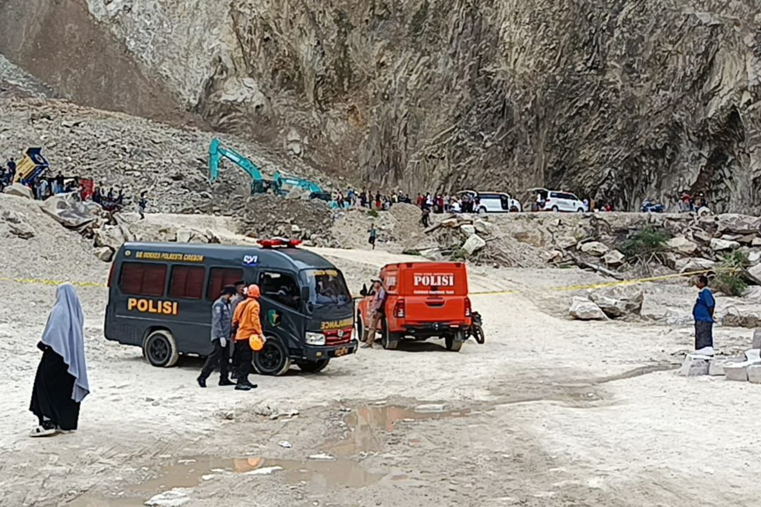 Suasana operasi pencarian korban longsor Galian C di Gunung Kuda, Cirebon, Jumat (30/5). (BNPB)