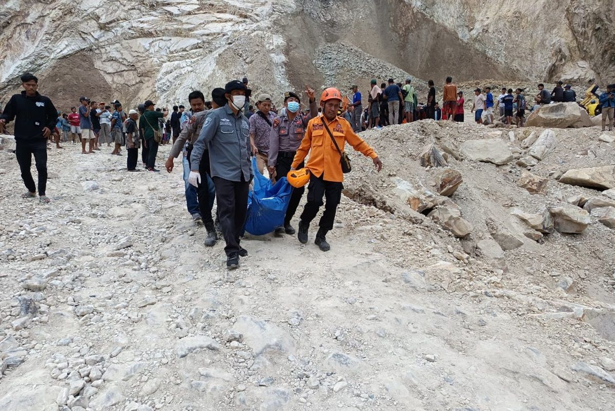 Petugas mengevakuasi korban longsor di tambang Galian C Gunung Kuda, Desa Cipanas, Kecamatan Dukupuntang, Cirebon, Jumat (30/5). (dok. BNPB)