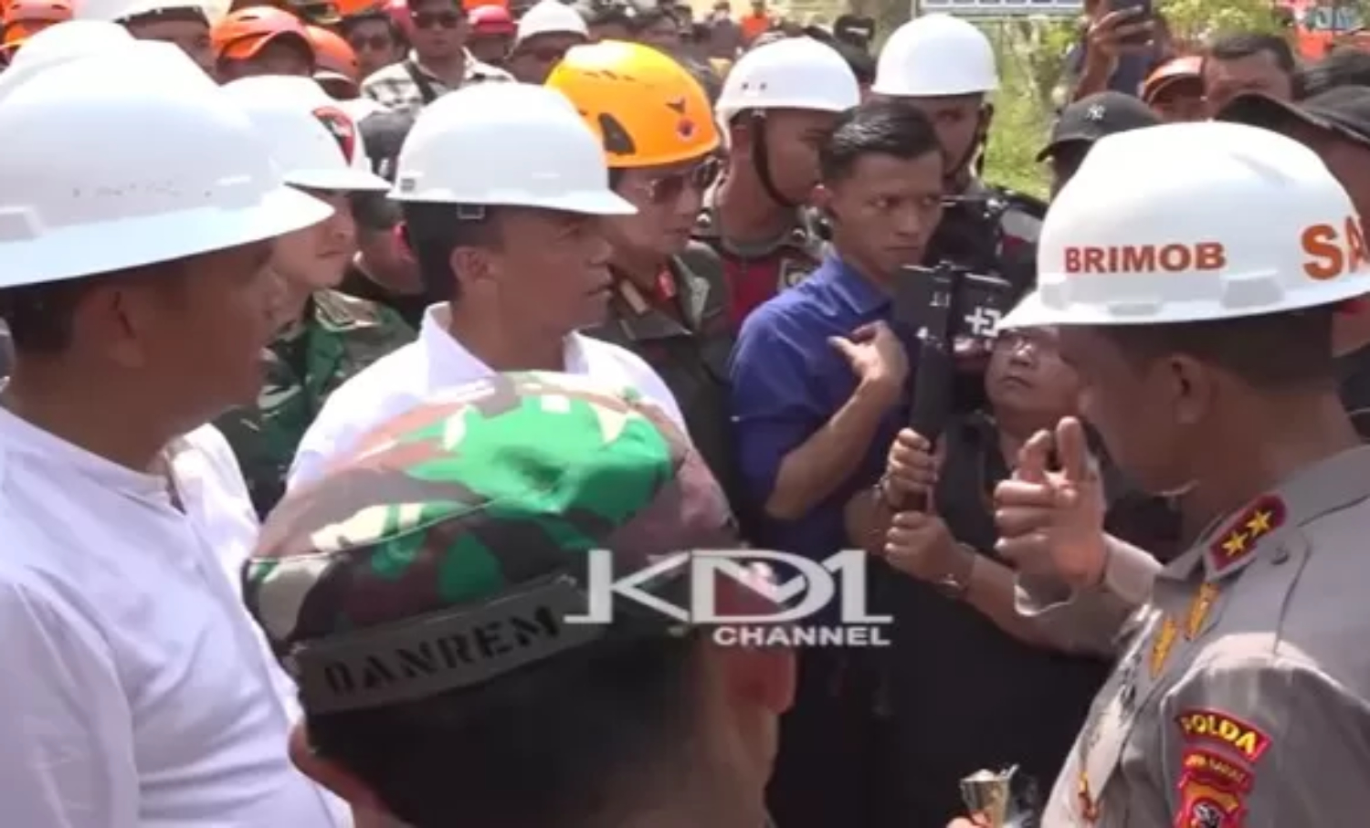 Gubernur Jawa Barat Dedi Mulyadi menghadapi pekerja tambang Gunung Kuda Cirebon yang protes. (YouTube Kang Dedi Mulyadi Channel)