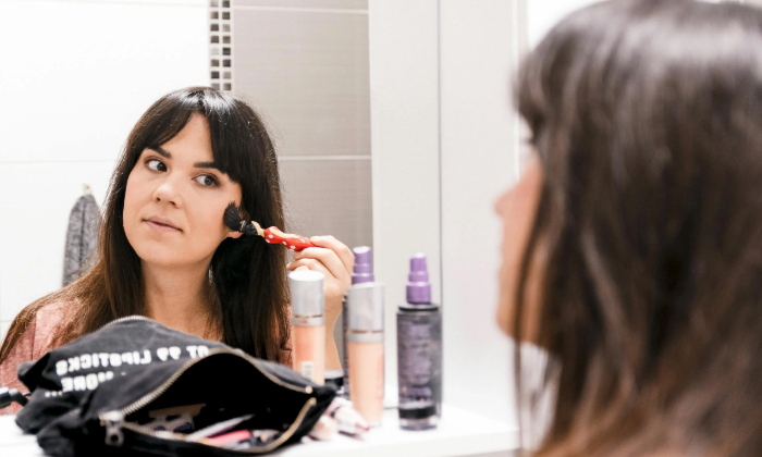 Ilustrasi orang mengaplikasikan makeup. (Marko Klaric/Pexels)