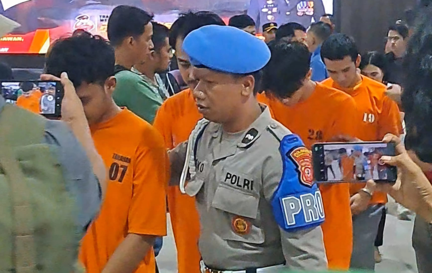 petugas Polresta Bogor Kota menggelandang pelaku perkelahian dan penganiayaan selama April-Juni 2025. (Faturachman/Radar Bogor)