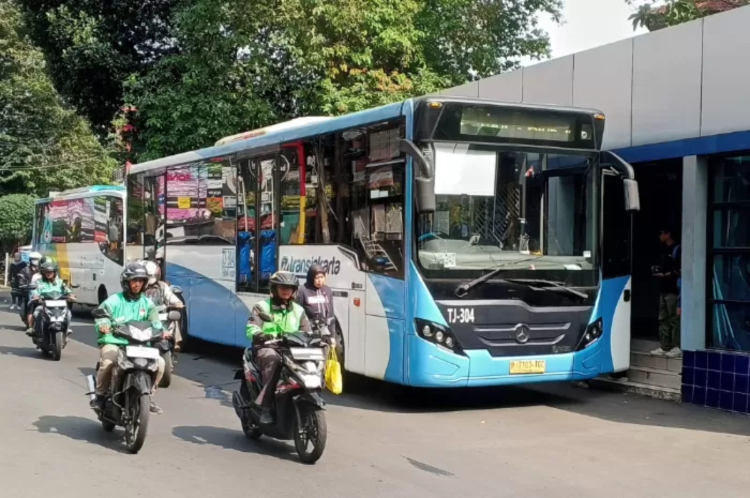 Transjabodetabek rute Kota Bogor-Blok M berhenti di halte Cidangiang, Kamis (5/6/2025). (Fikri/Radar Bogor)