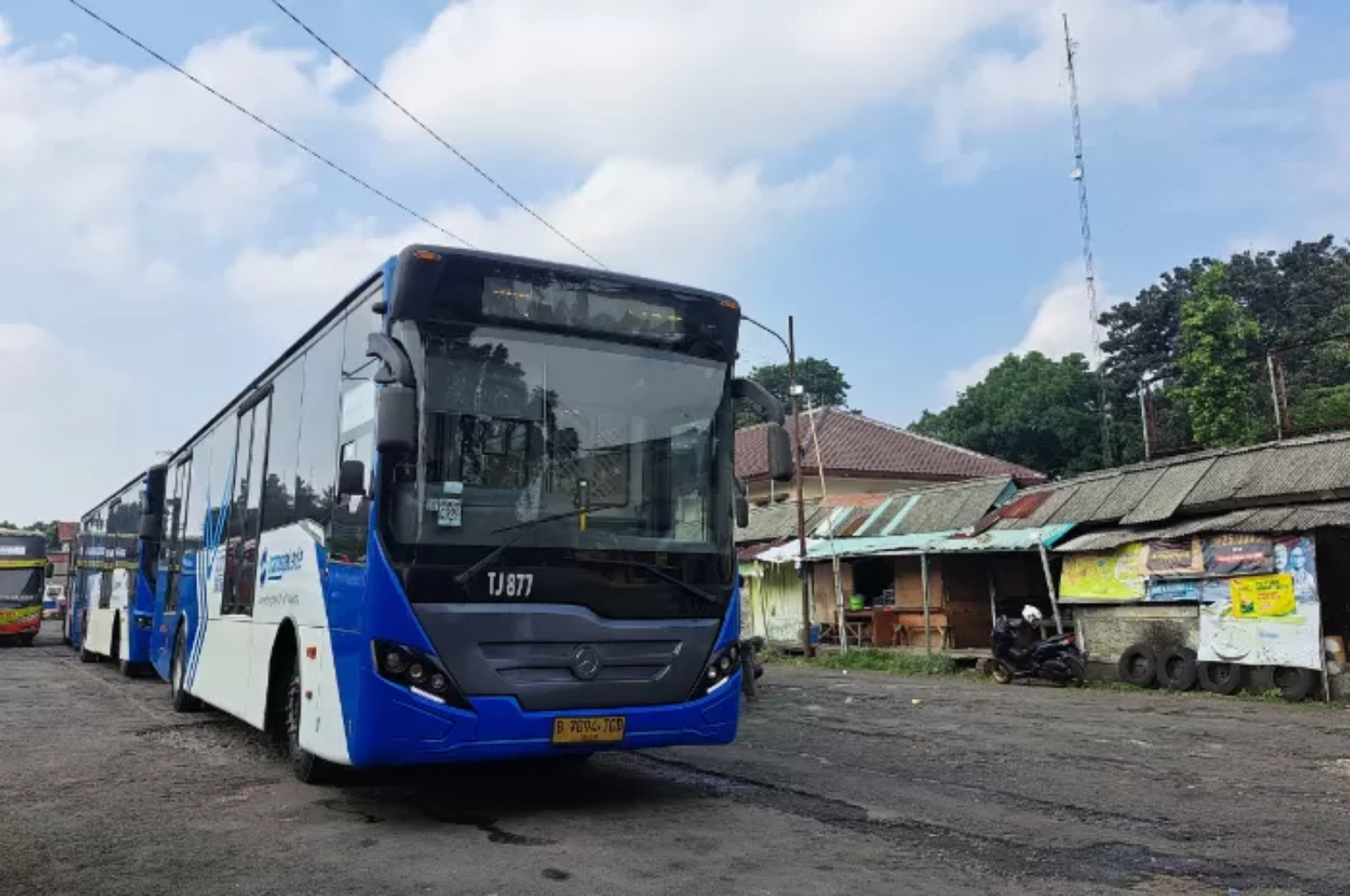 Bus TransJabodetabek saat berada di Terminal Baranangsiang, Kota Bogor, Jumat (6/6/2025). (Reka Faturachman/Radar Bogor)