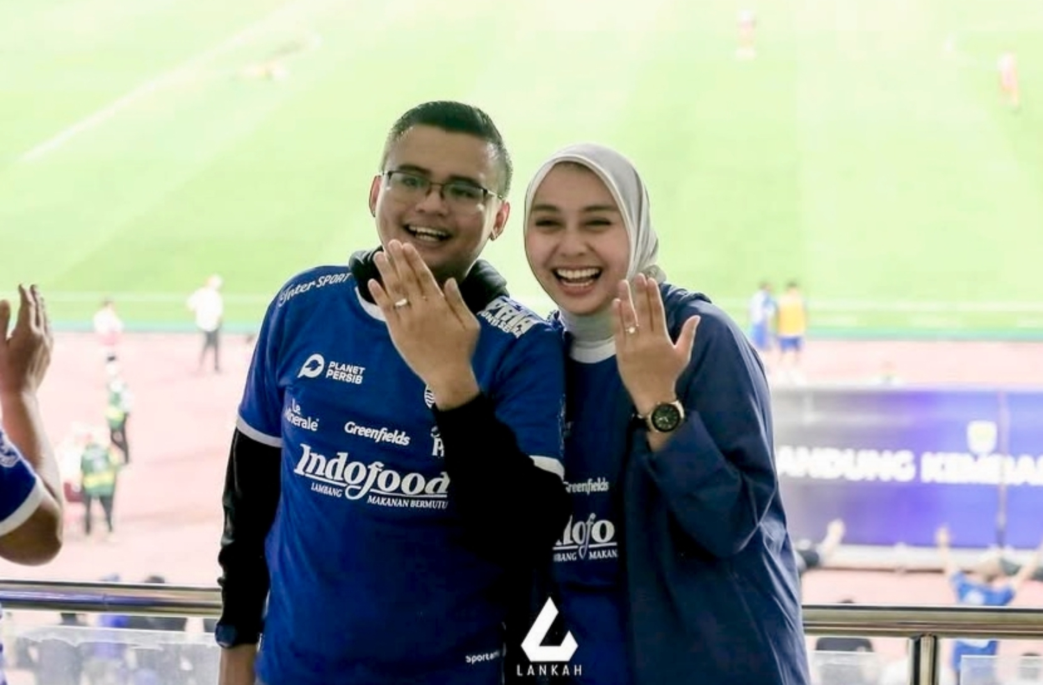 Maula Akbar Mulyadi Putra dan Putri Karlina usai lamaran di stadion GBLA Bandung, 9 Mei 2025. (instagram @putri.karlina14)
