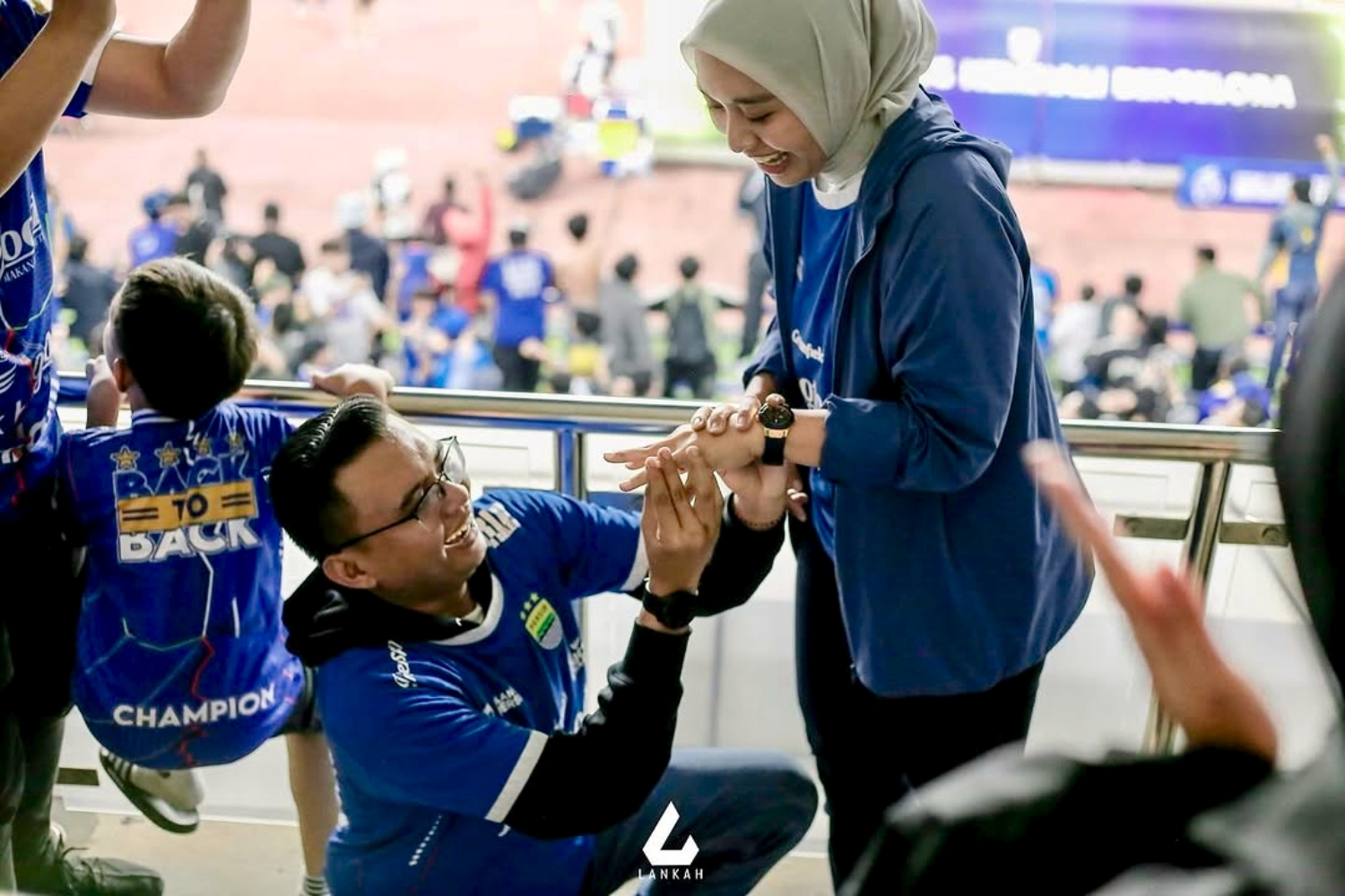 Momen Maula Akbar Mulyadi Putra melamar Putri Karlina di stadion GBLA Bandung, 9 Mei 2025. (Instagram @putri.karlina14)