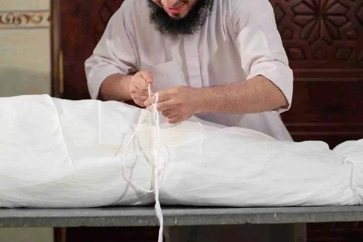 Ilustrasi pengafanan jenazah (Dok. Pinterest)