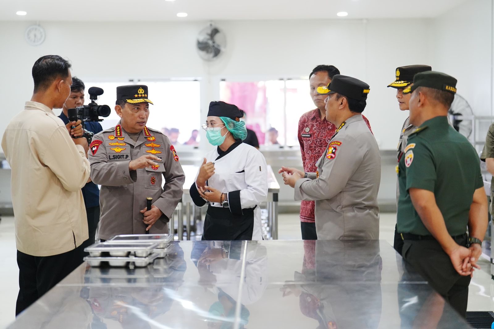 Kapolri Listyo Sigit Prabowo saat mengecek dapur MBG di Bali. (Mabes Polri)