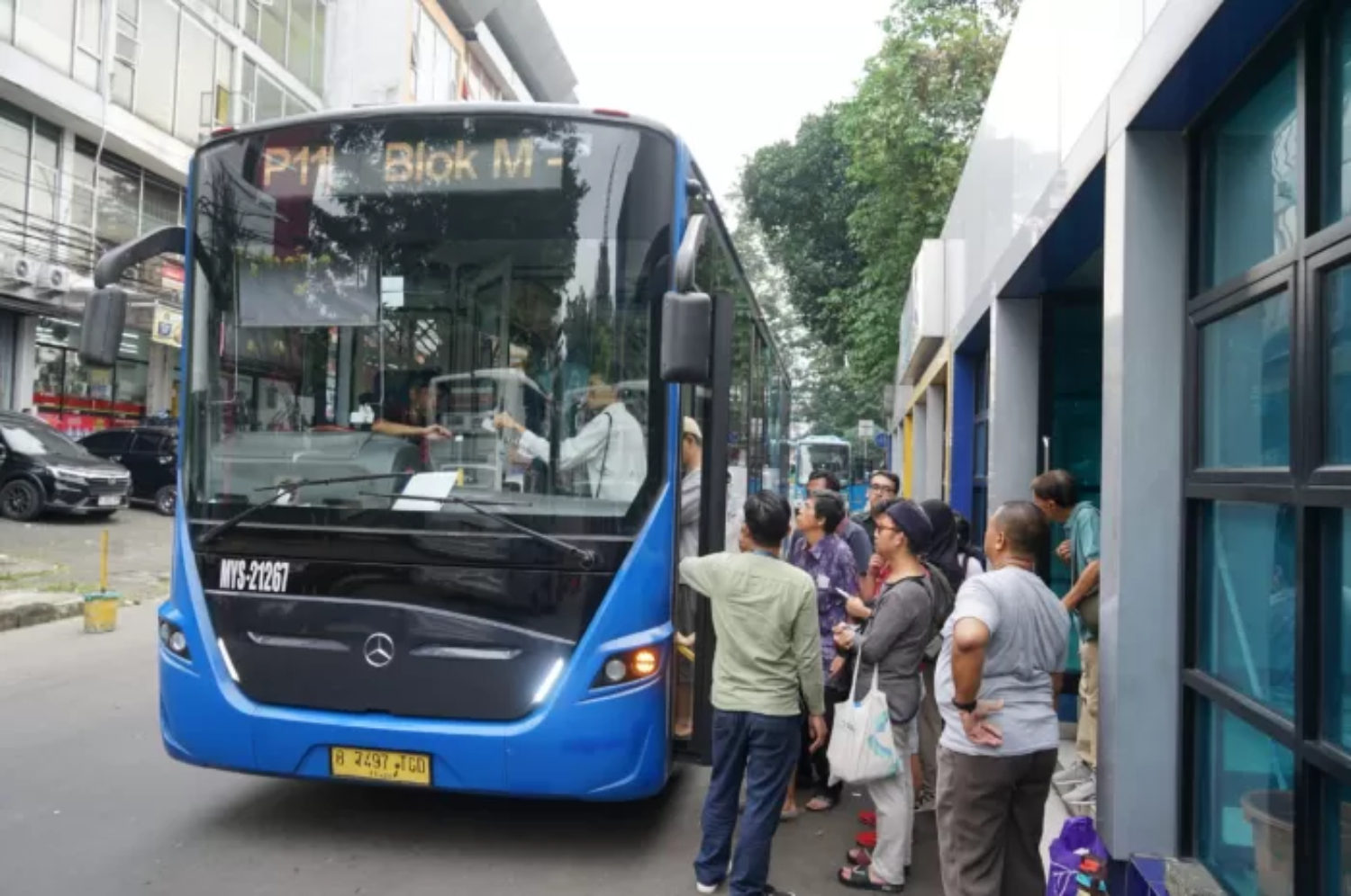 Bus TransJabodetabek P11 rute Bogor - Blok M saat melintas di Kota Bogor. (Sofyansyah/Radar Bogor)