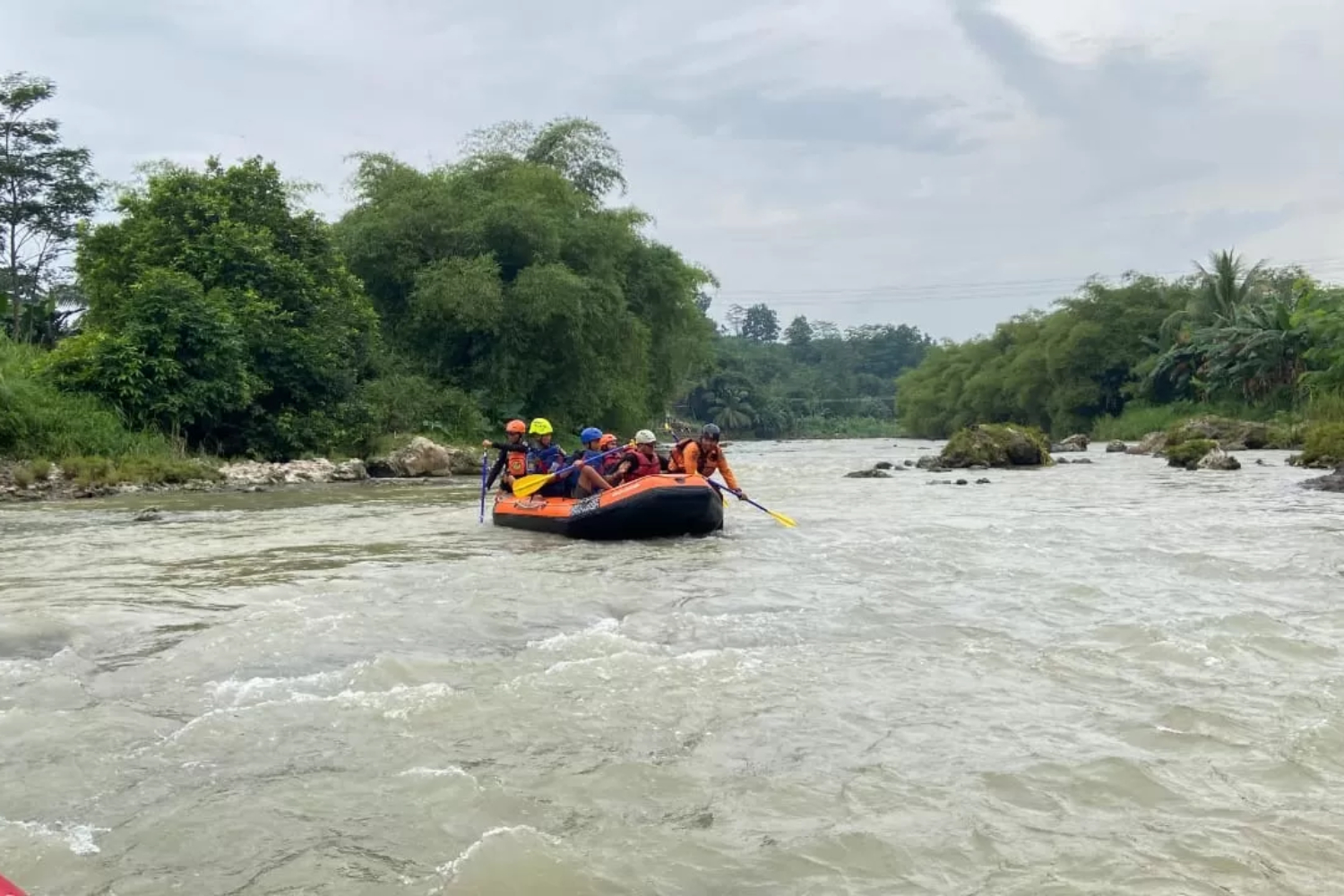 Tim gabungan melakukan pencarian pemuda yang hilang dan diduga hanyut di Sungai Cileungsi, Kecamatan Klapanunggal, Kabupaten Bogor. (BPBD Kabupaten Bogor)