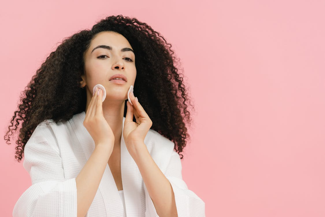 Ilustrasi Double Cleansing. (Pexels/SHVETS production)