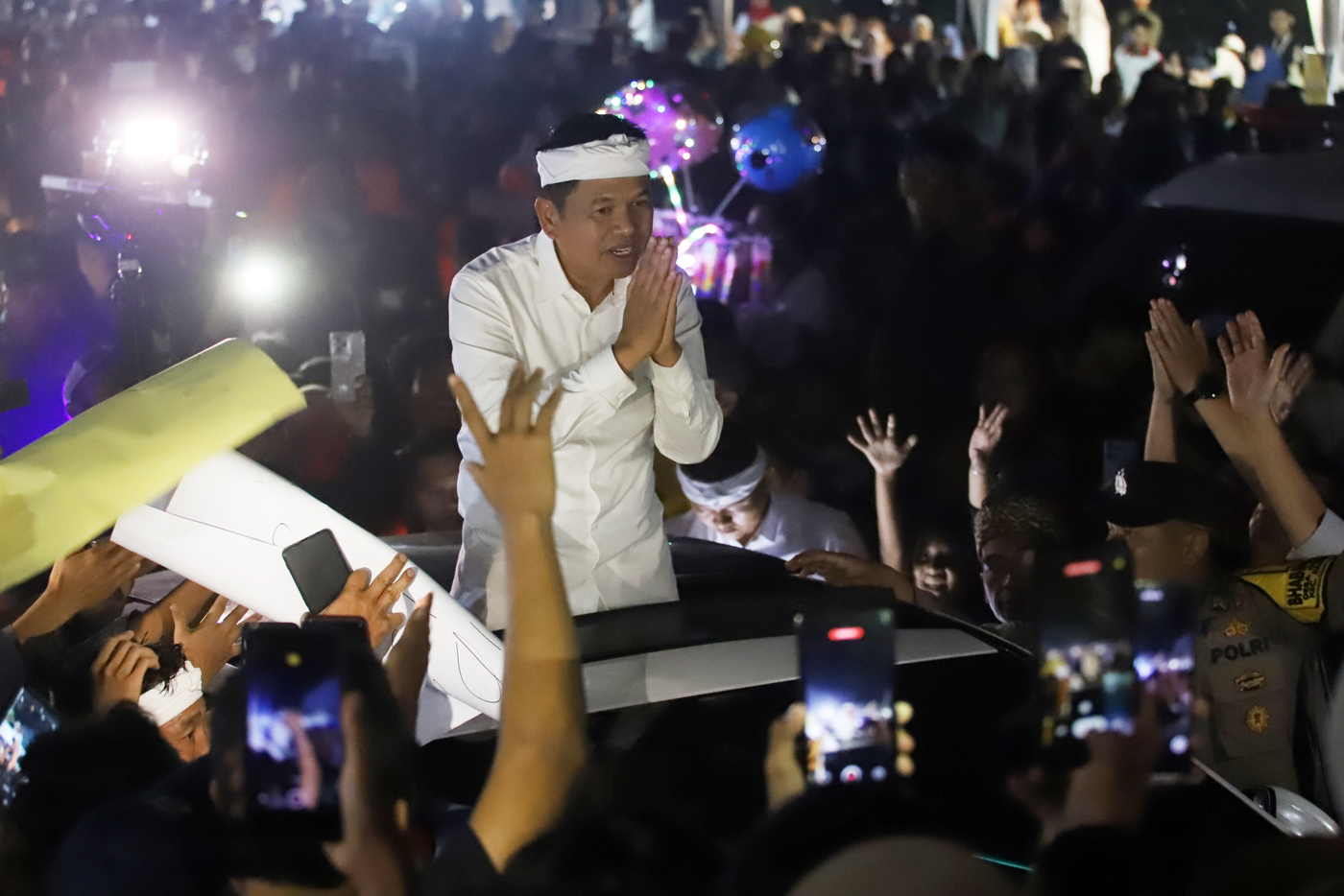 Gubernur Jawa Barat Dedi Mulyadi menyapa warga pada acara Abdi Nagri Ngangjang Ka Warga Edisi 15 di Lapangan Parung Panjang, Bogor, Jawa Barat, Sabtu (12/7/2025). (Dery Ridwansah/ JawaPos.com)
