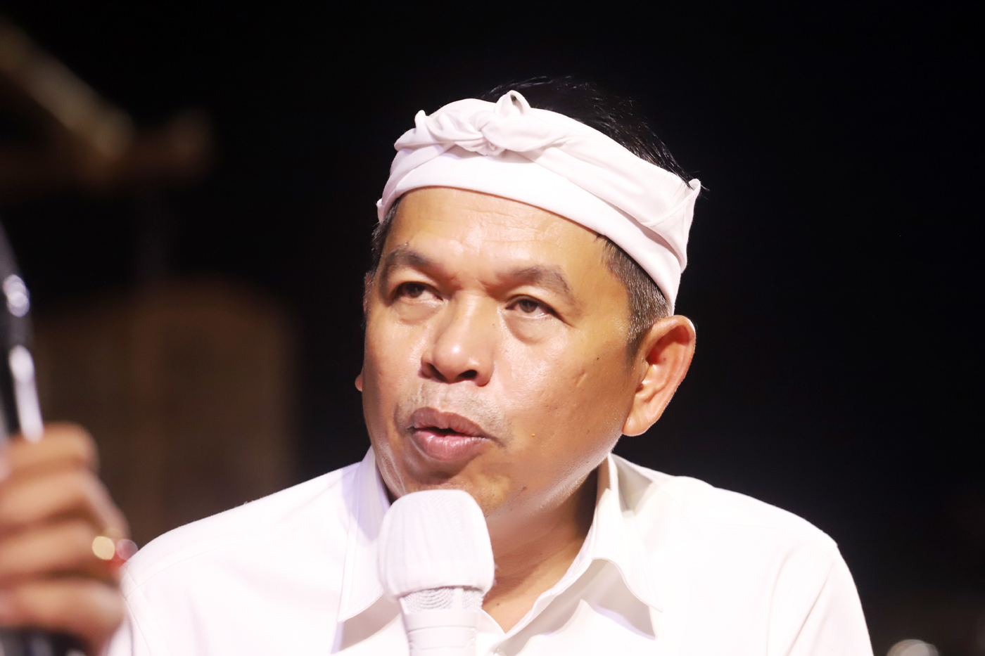 Gubernur Jawa Barat Dedi Mulyadi menyapa warga pada acara Abdi Nagri Ngangjang Ka Warga Edisi 15 di Lapangan Parung Panjang, Bogor, Jawa Barat, Sabtu (12/7/2025). (Dery Ridwansah/ JawaPos.com)