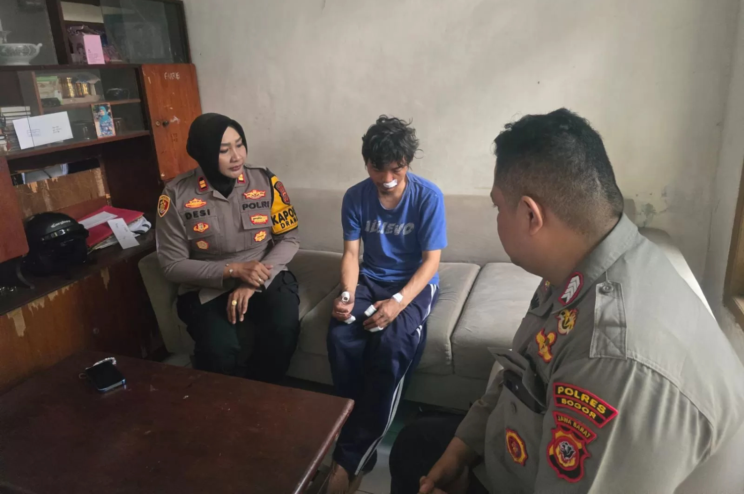 Kapolsek Dramaga Iptu Desi Triana saat berbincang dengan pengemudi ojol yang menjadi korban pembegalan. (Fauzan/Radar Bogor)