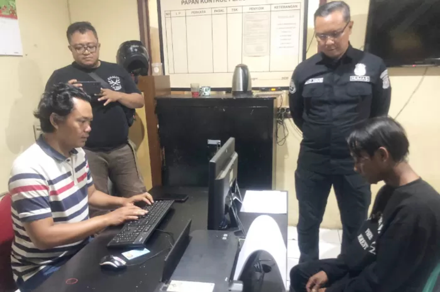 D, Pengamen yang meresahkan saat dimintai keterangan oleh pihak Polresta Bogor Kota, Rabu (23/7/2025). Kini, ia ditawari jadi tukang sapu di Alun-Alun Kota Bogor. (Fauzan/Radar Bogor)