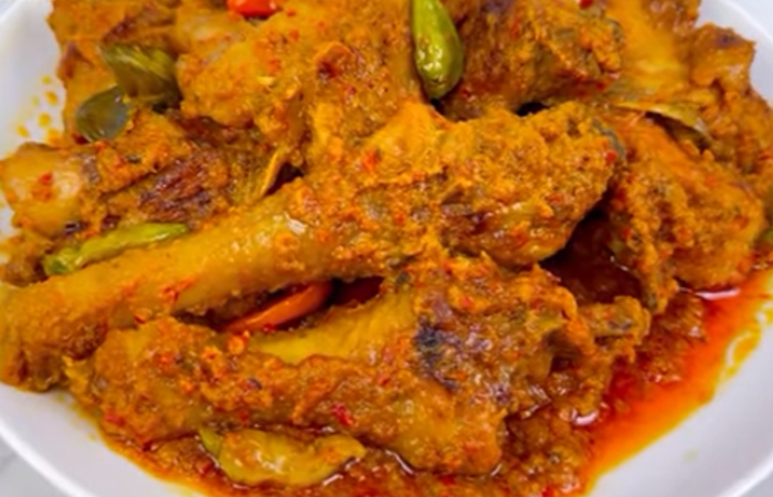 Resep ayam bumbu rujak khas Jawa Timur (Dok. YouTube Ika Mardatillah)