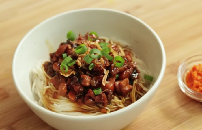Resep misoa ayam kecap (Dok. YouTube Devina Hermawan)