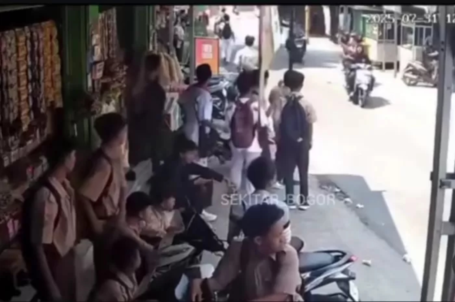 Video pelajar SMK di Cileungsi, Kabupaten Bogor yang diserang saat hendak masuk sekolah viral di media sosial. (Instagram @seputar_bogor)