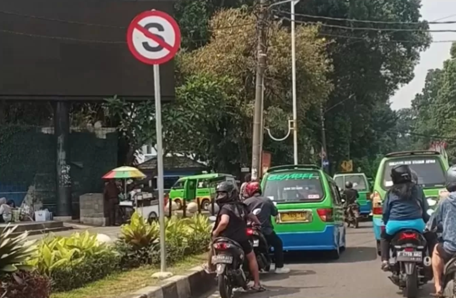 Ilustrasi angkot di Kota Bogor. Warga perlu waspada modus pencopetan di dalam angkot. (Fikri/Radar Bogor)
