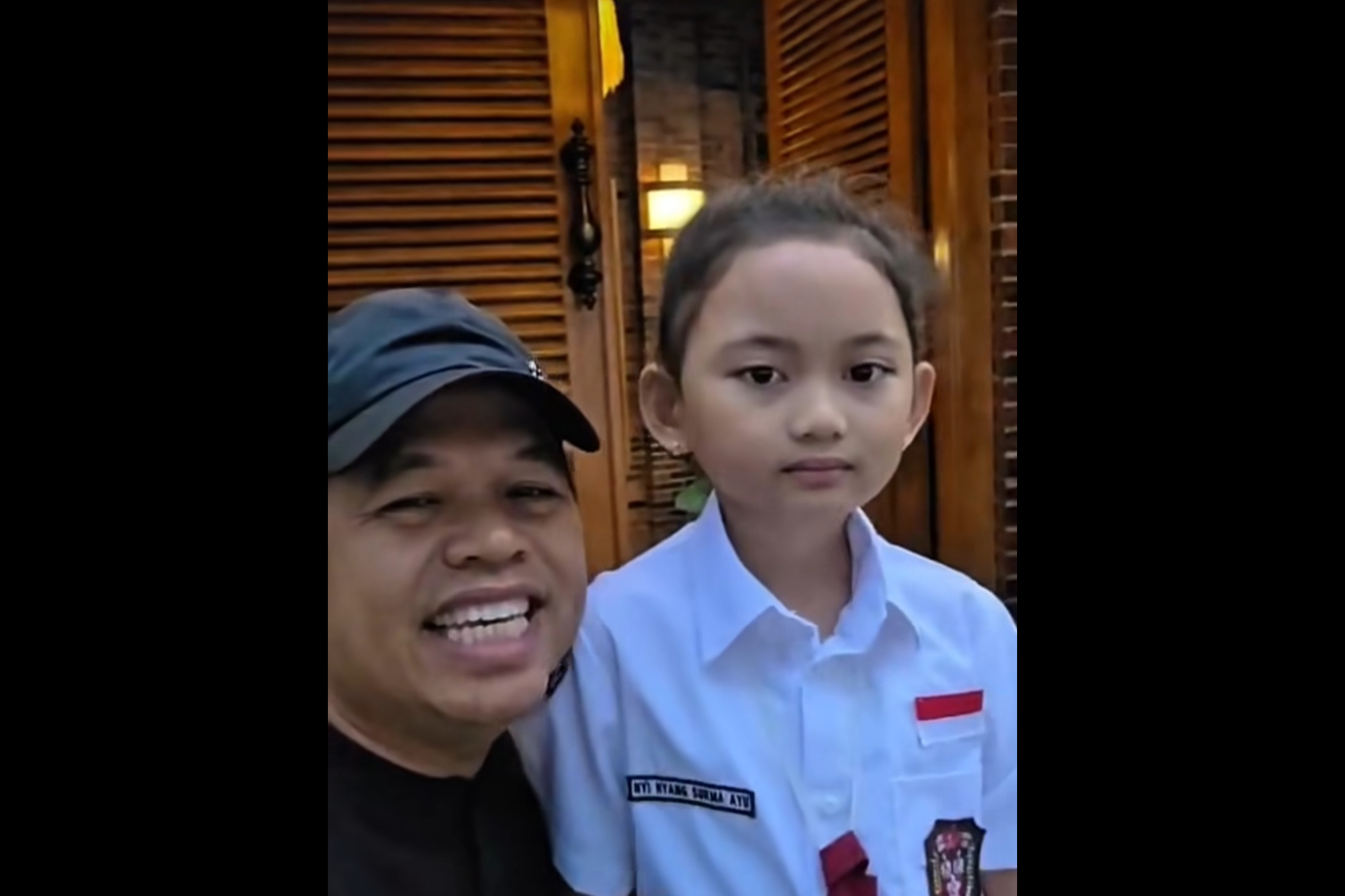 Gubernur Jawa Barat Dedi Mulyadi bersama Ni Hyang yang bersiap untuk berangkat sekolah. (Instagram @dedimulyadi71)