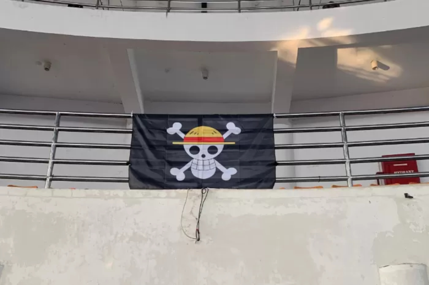Bendera One Piece terpasang di GOR Laga Satria Cibinong Bogor. (dok. Radar Bogor)