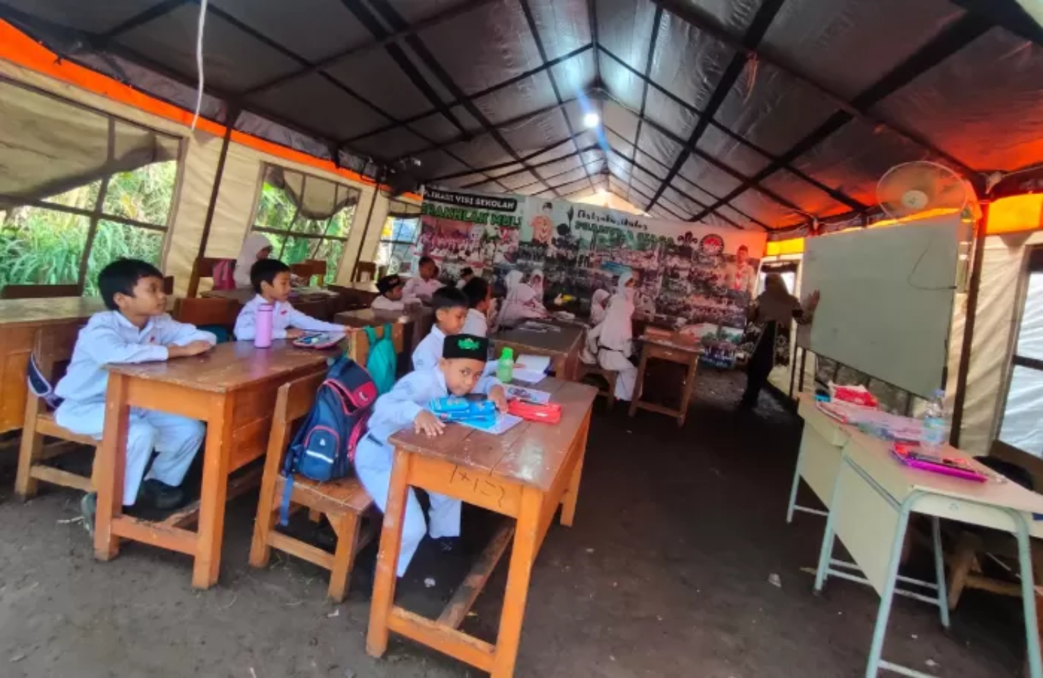 Siswa SDN Kencana 1 Tanah Sareal, Kota Bogor, belajar di tenda darurat, Jumat (8/8/2025). (Fajar/Radar Bogor)