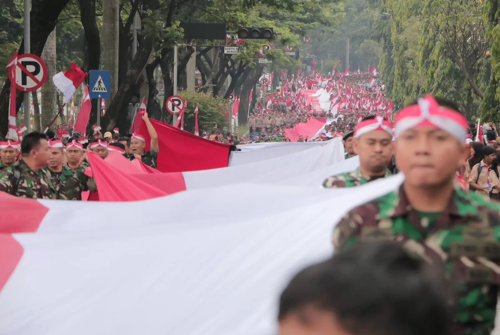 Suasana Kirab Bendera Merah Putih dari Stadion Pakansari menuju Lapangan Tegar Beriman Cibinong, Kabupaten Bogor, Kamis (14/8/2025). (Hendi Novian/Radar Bogor)
