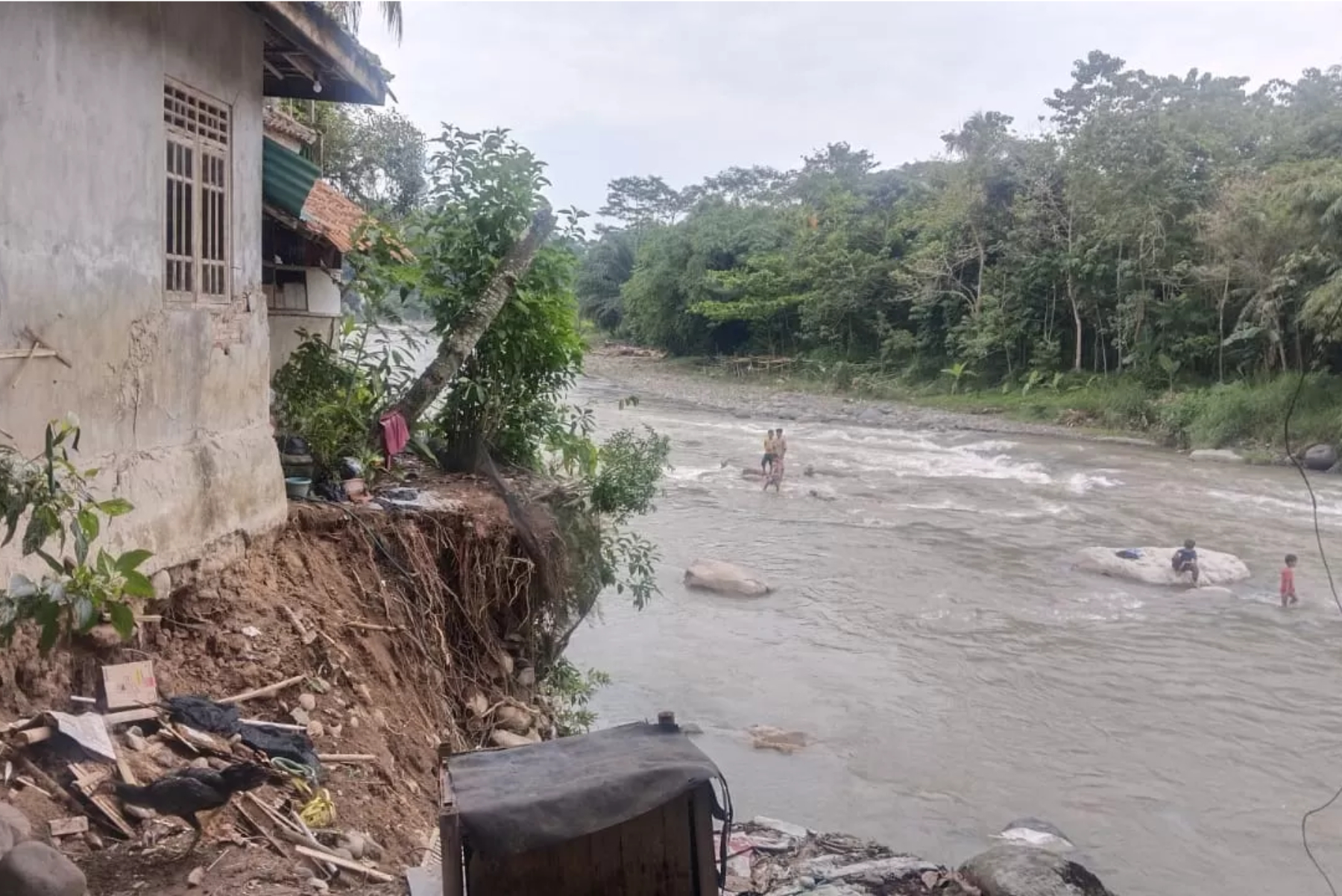 Tebing yang menopang rumah warga di daerah aliran Sungai Cidurian, Kampung Peuteuy, Desa Kalongsawah, Jasinga, Kabupaten Bogor terancam longsor akibat tingginya debit air sungai. (Septi N/Radar Bogor)