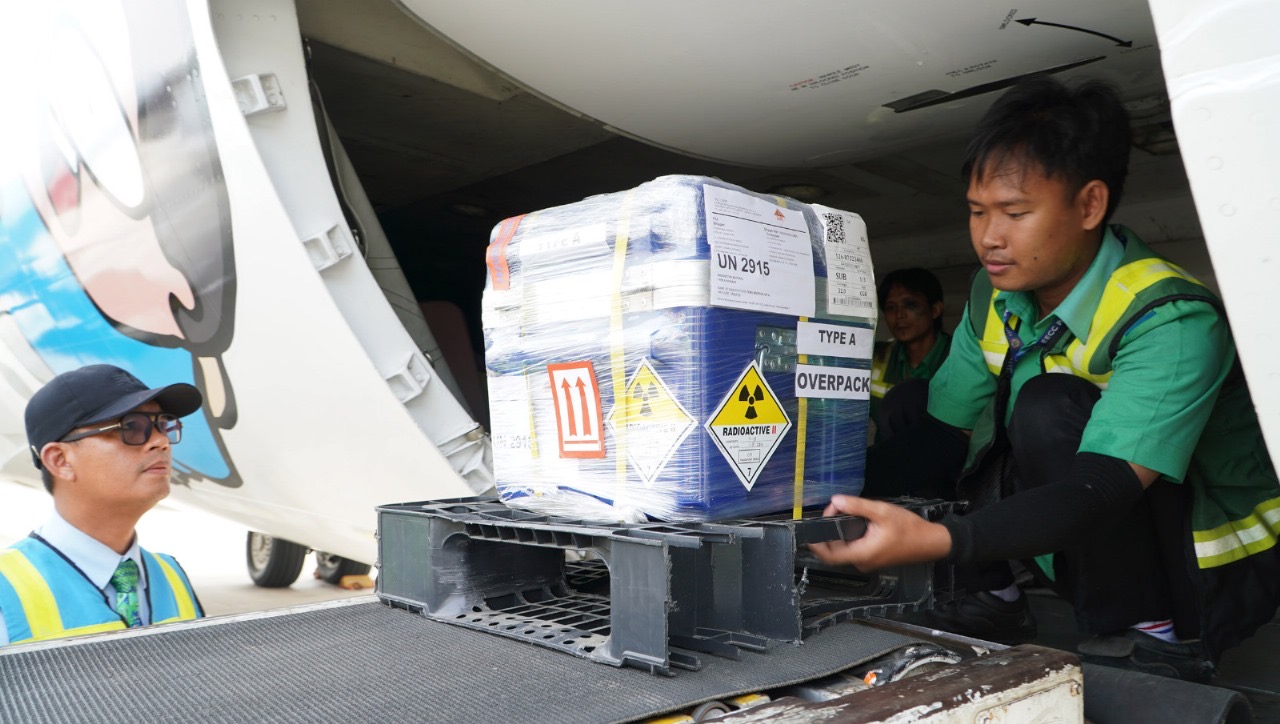 Pengiriman Radiofarmaka Fludeoxyglucose-18F ke Rumah Sakit Umum Pusat (RSUP) Surabaya. (Bio Farma)